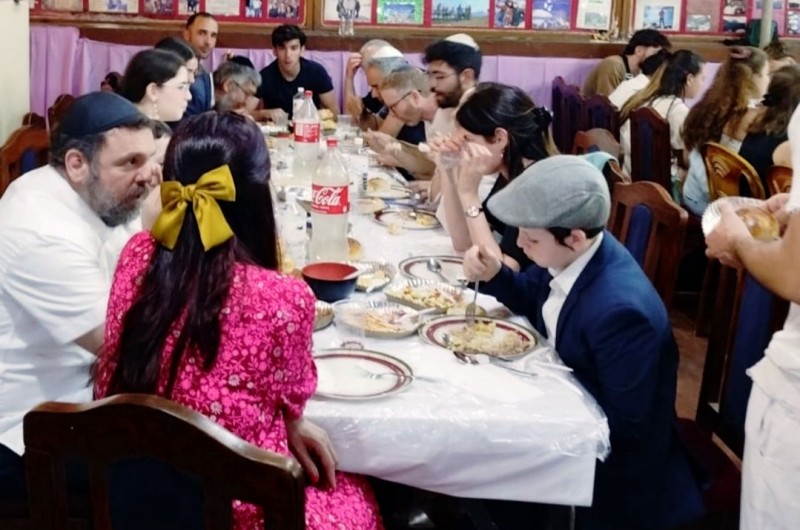 נפאל בוערת: ראש הממשלה גורש מהמדינה, שרים נהרגו ונפצעו. אלפי תושבים מפגינים, שורפים ובוזזים חנויות, קניונים ומרכולים. בית חב