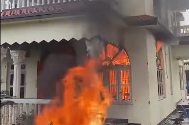 חני ליפשיץ - שליחת הרבי בקטמנדו שבנפאל משתפת בתיעוד מתוך הכאוס במדינה: שדה התעופה סגור, בתים בוערים, בזיזת חנויות, מלונות נשרפים, הפגנות ברחובות ובית חב