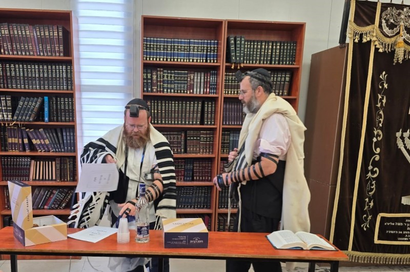 עם אמירת 'לחיים' ומזונות: שליח הרבי ברמת בית שמש ג' - הרב בנימין מנדלסון, מסיים את ה'חיוב' של עמידה כחזן בתפילות ואמירת קדיש יתום, בתום שנת האבל מפטירת אביו - הרב מרדכי מנדלסון ז