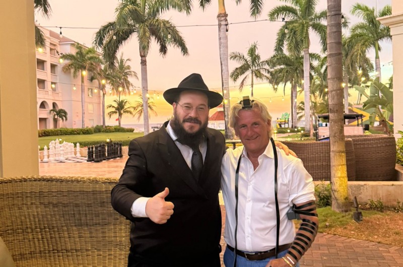 רגע לפני שהשמש שוקעת מאחוריהם: שליח הרבי בג'מייקה - הרב יעקב רסקין, מזכה עוד יהודי במצוות הנחת התפילין לרגל חג הגאולה ח
