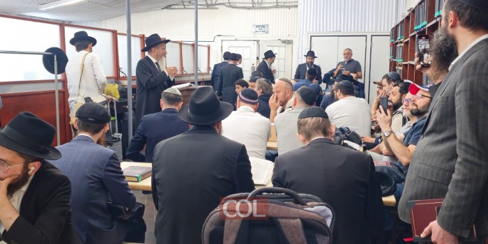 רבה של רוסיה - השליח הרב בערל לאזאר עם קבוצת מקורבים ממוסקבה, בהכנה לפני הכניסה אל ה'אוהל' הקדוש של הרבי בניו יורק