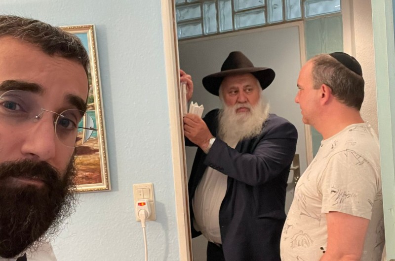 ב-300 דלתות בתי ישראל: 'מבצע מזוזה' בפרנקפורט הגרמנית