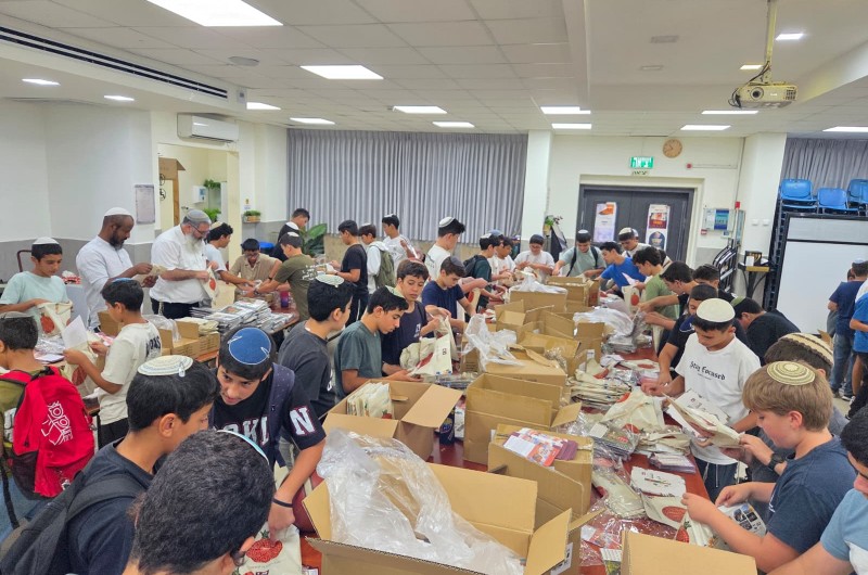 עם דבש מתקתק: מאות נערים מתנדבים התכנסו בבית חב