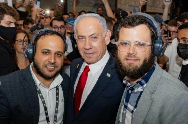 בהפקת אירוע מיוחד נצפו המפיקים החבדיים ישראליק נאבול ומני לרר עם ראש הממשלה בנימין נתניהו במנהרות הכותל לנצח יהודה צילום: חיים טויטו