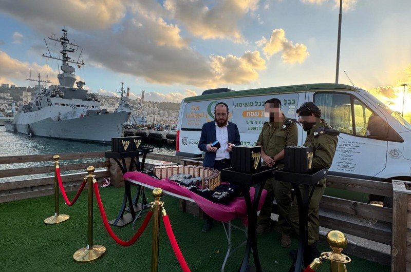 חיל הים צוייד ב־16 זוגות תפילין לע