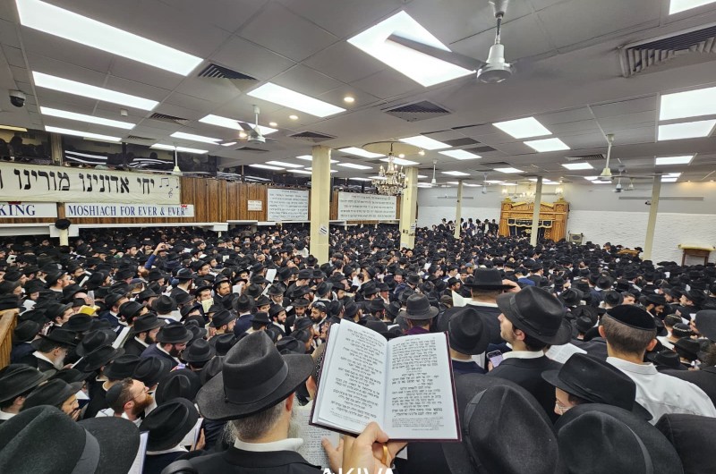 אלפים באמירת הסליחות הראשונות לאלול תשפ