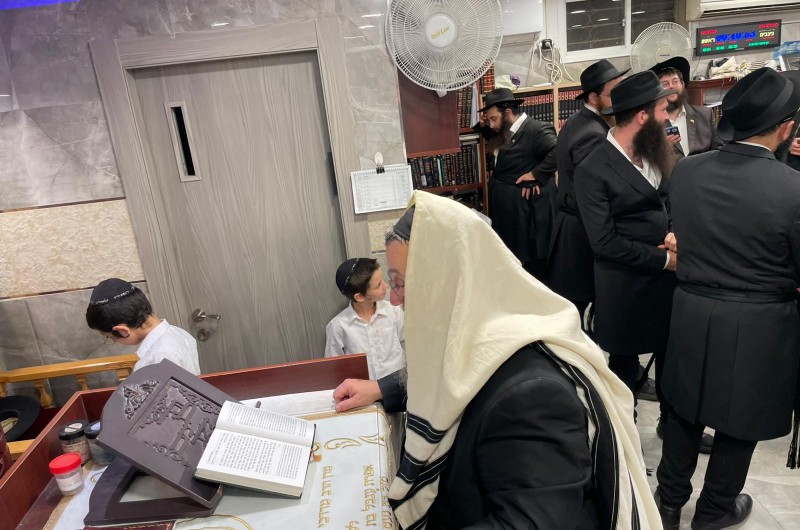 אמירת 'סליחות' בבית הכנסת חב