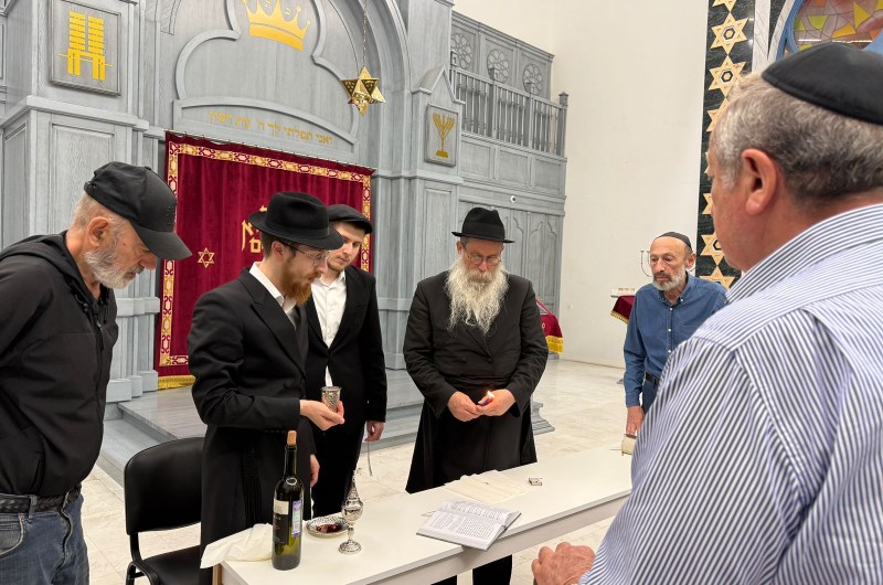 לאחר שהבדיל על הנר: הרב מיכאל יהודה רייניץ, משלוחי הרבי ברחובות שמתארח אצל חתנו, השליח בקלינינגרד שברוסיה - הרב אברהם ברוך דייטש, עמד חזן באמירת הסליחות בבית הכנסת היהודי בעיר