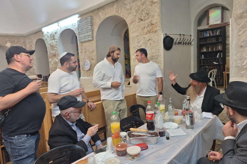 רב מרכז העיר ירושלים ושליח הרבי הרב יוסף יצחק סלונים בהתוועדות מוצאי שבת סליחות עם חברי קהילת מרכז העיר