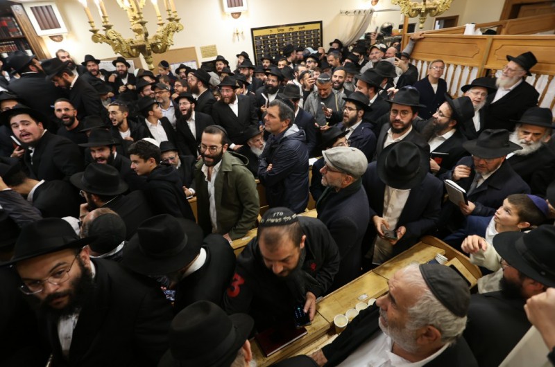 הצרפתים הסתופפו לאמירת סליחות בבית הכנסת של הרבי