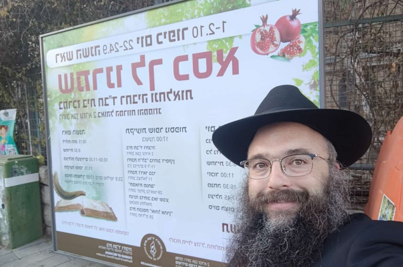 הרב ישראל גולדברג - שליח הרבי בשכונות רחביה ונחלאות היוקרתיות שבירושלים, בקמפיין חוצות ברחובה של עיר 