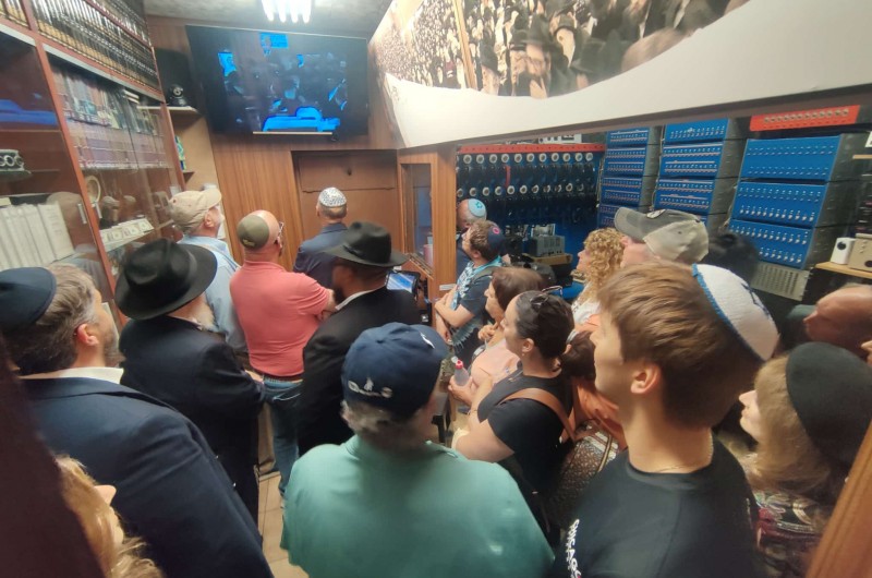 במיוחד לפני חודש החגים: יהודים רבים המטיילים בניו-יורק מגיעים לסיור בחצרות קודשנו ומתקבלים ע