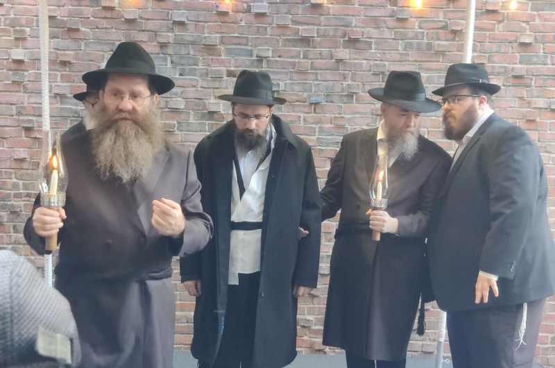 על יסודי התורה והמצוות: בחצר 770 שבניו יורק התקיימה חופת משפחות גרינברג מסין וחן מצרפת, בהשתתפות אורחים, ידידי ובני המשפחות