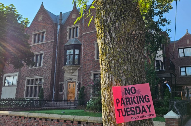 שילוט האוסר על חניה, החל ממחר, הוצב בכביש הסרוויס מול 770 - לקראת בניית ה'טענט' הענק במקום, שישרת את מאות האורחים שיגיעו לתשרי בחצרות קודשנו | צילום רחפן: שמואל דהן