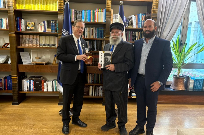 נציגי ‘יד ביד’ העניקו לנשיא המדינה דבש חב״די וספר חסידי