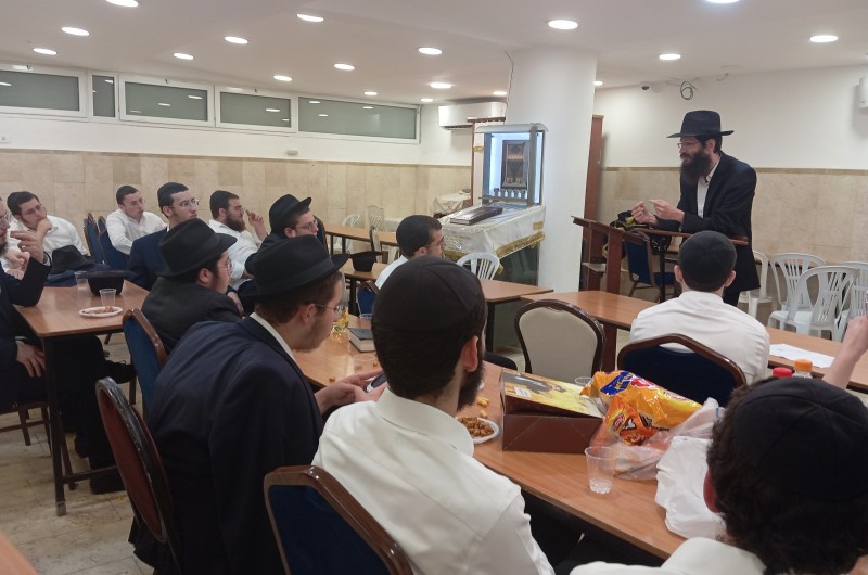 אסיפת הכנה לתמימים שישהו בתשרי ב'אוהל' הקדוש של הרבי