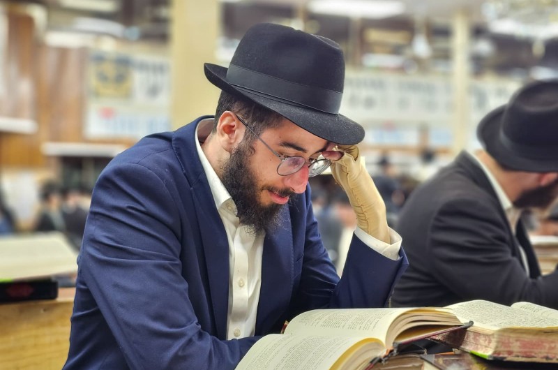 התמים שמוליק עמאר מלוד שנפצע באורח אנוש בשריפה של דירת תלמידי ה'קבוצה' לפני כחצי שנה והיה מאושפז בטיפול נמרץ - חזר השבוע ל-770 להודות לרבי ולקב