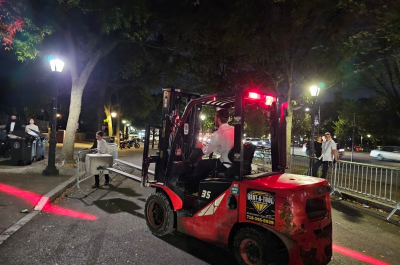 רחוב הסרוויס בחזית 770 נסגר לתנועת כלי רכב ובשטח החלו העבודות להקמת אוהל התפילות והלימוד עבור מאות התמימים שיגיעו לחודש תשרי אצל הרבי (צילום: מענדי עקיבא)