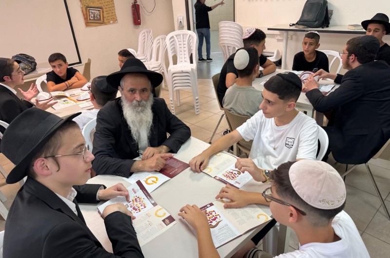 הכנה לחגי תשרי: תלמידי ישיבת חב