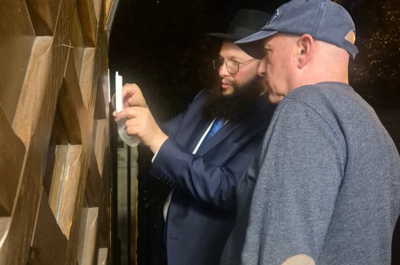 מתרחבים לקראת חגי תשרי: הרב שלום בער סטמבלר שליח הרבי בוורשא שבפולין, קובע מזוזה באירוע פתיחת בית חב