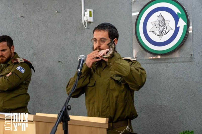 שליח הרבי במרכז הרפואי אסף הרופא (שמיר) הרב מנדי בקרמן מזכה את חיילי הבסיס בו הוא משרת, בתקיעת השופר בטקס הרמת כוסית לרגל ראש השנה