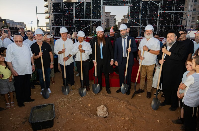 היסטוריה בנתניה: הנחת אבן הפינה לבית חב
