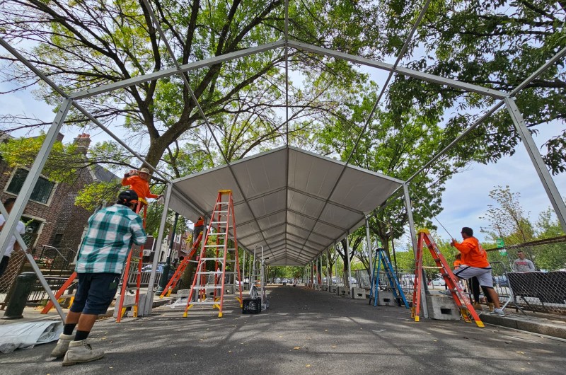 בחזית 770: הוקם אוהל תפילות ולימוד עבור מאות התמימים