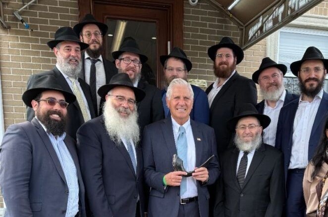 מנהל מחוז נאסו שבניו-יורק התפלל ב'אוהל' עם 12 שלוחים