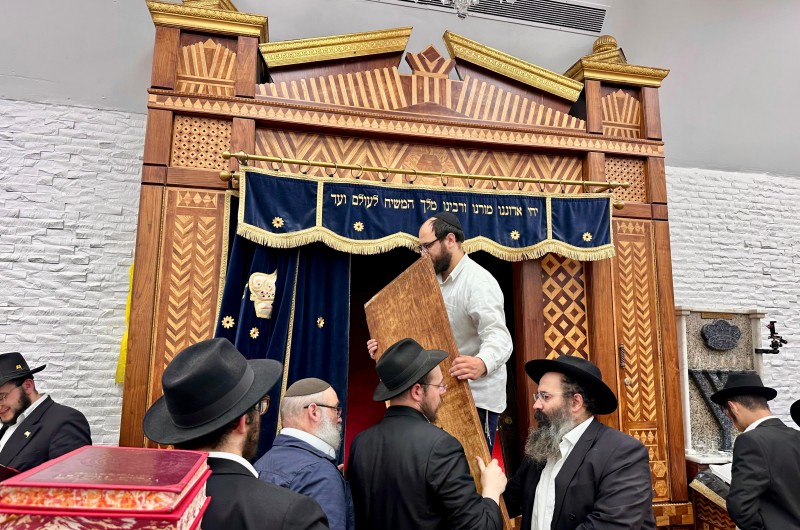 מחדשים לקראת חגי תשרי: הלילה הוחלפו הדלתות של ארון הקודש המרכזי בזאל הגדול של 'בית חיינו' 770 שבניו יורק (צילום: שמואל בצלאל דהן)