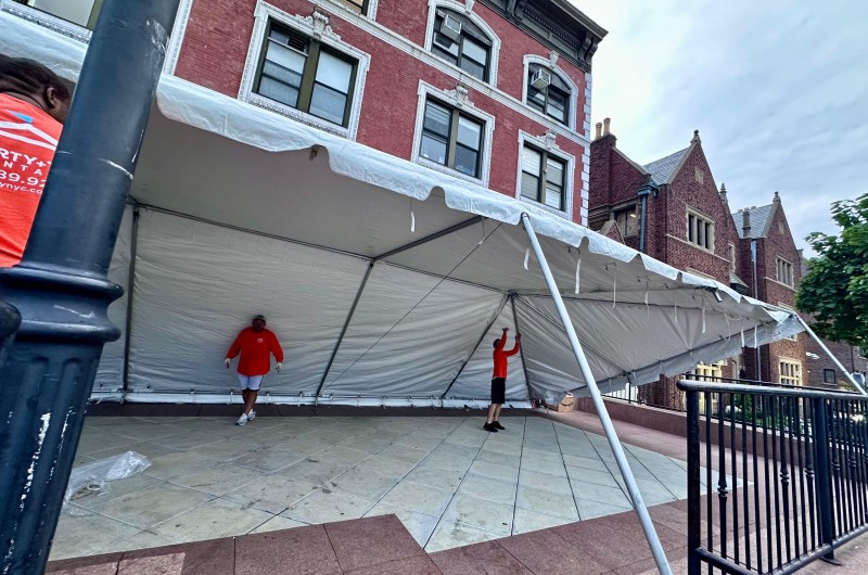 לא רק לתמימים: אוהל ענק הוקם בכניסה לעזרת נשים של 770 לכיוון איסטערן פארקווי - לרווחת בנות והנשים המגיעות לחצרות קודשנו לרבי (צילום: מענדי עקיבא)