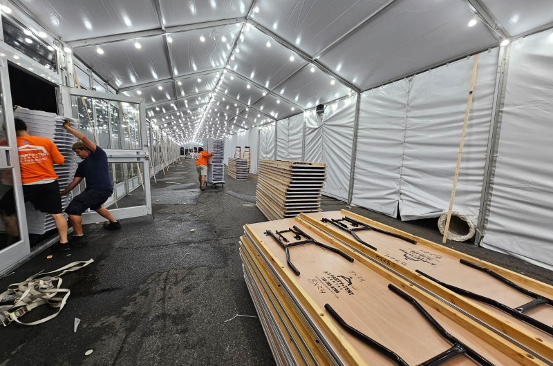 ממהרים בהקמה: עד ערב שבת קודש הקרוב, האוהל הענק שמוקם לתפילות ולימוד בכניסה ל-770 לרווחת התמימים, יהיה מוכן לשימוש (צילום: מענדי עקיבא)