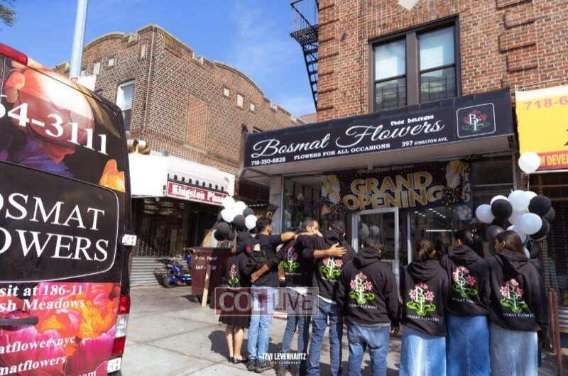 פרחו צעד קדימה: ברחוב קינגסטון שבקראון הייטס נפתחה חנות פרחים שתהיה פתוחה בכל ימות השבוע ולא רק בימי שישי בדוכני רחוב כפי שהיה בשנים האחרונות (צילום: צבי לבנהרץ)