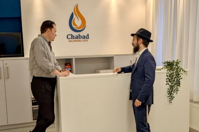 הזמר אוהד מושקוביץ בתפילות מנחה ומעריב בבית חב״ד בזלצבורג שבאוסטריה, בראשות השליח הרב מנחם גרוזמן, טרם הופעתו בעיר
