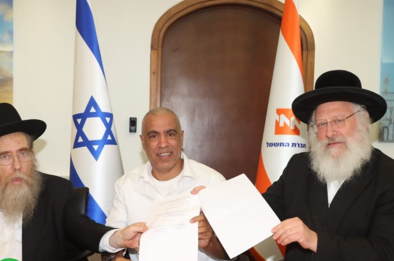 במעמד חגיגי נחתם הסכם עירוב חצרות בין רבני העיר בני ברק לחברת החשמל, במעמד הרב שאול רוזנבלט והרב יצחק אייזיק לנדא, לצד מור חלוץ סמנכ