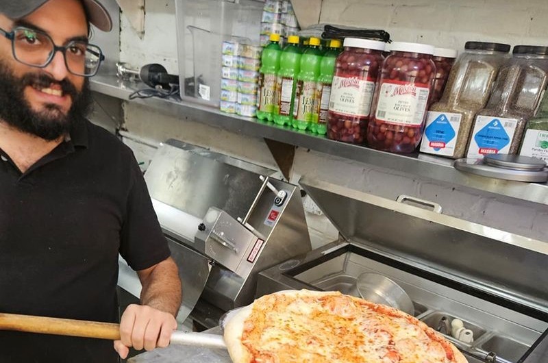 בפינת קינסגטון ויוניון: איש העסקים ר' נדב חדד הבעלים של מסעדת אעס&בענטש הבשרית לשעבר, החליף אותה לקראת חגי תשרי ופתח במקומה פיצרייה חלבית למהדרין