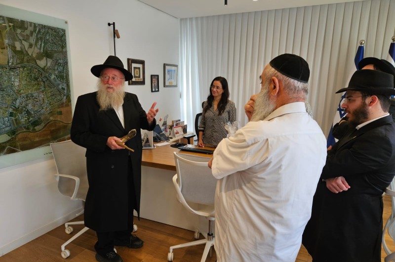 אור יהודה: השליח הביא ברכת הרבי לראש העיר, לשנה החדשה