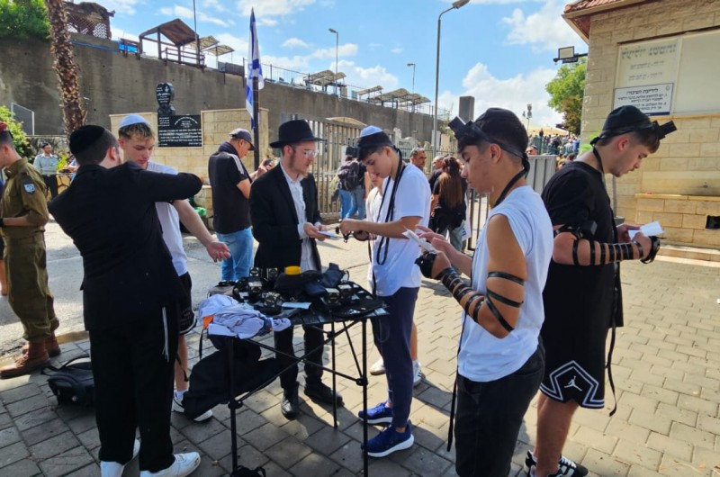 בבית העלמין הצבאי במגדל העמק, בהלוויית החייל שחר בוזגלו הי