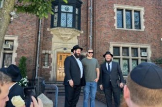 בנו של ראש הממשלה יאיר נתניהו הגיע לפני זמן קצר לסיור בבית חיינו 770 בניו יורק, כשהוא מלווה ברב שמוליק אוירכמן אחראי קשרי ממשל באגו