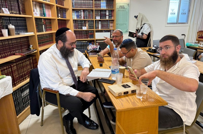 הרב זאב רסקין והרב שניאור לויטין, שלוחי הרבי בקפריסין, בלימוד חסידות הבוקר בבית חב״ד לרנקה