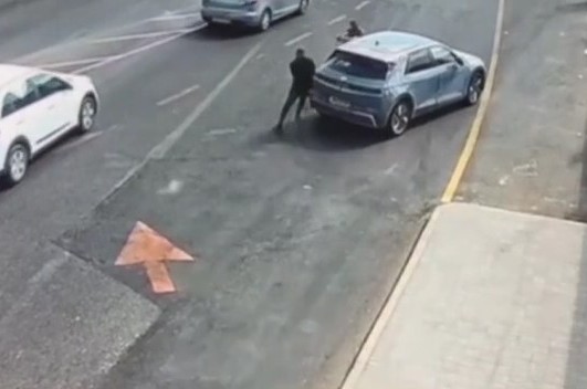 תיעוד: המחבל דרס בחורי ישיבה ואז רץ עם סכין ונוטרל