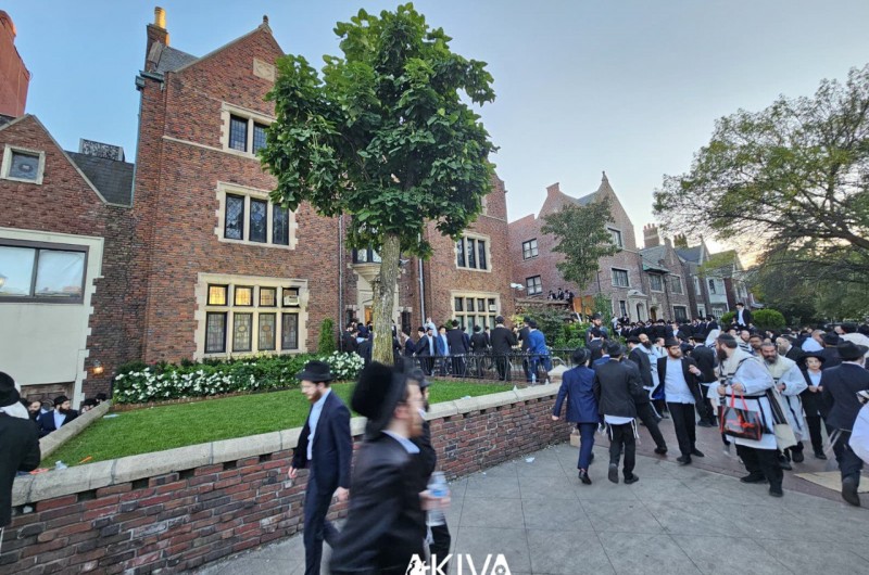 קיטלים, נרות, וידוי: רגעי כניסת הצום בבית חיינו 770 | תיעוד