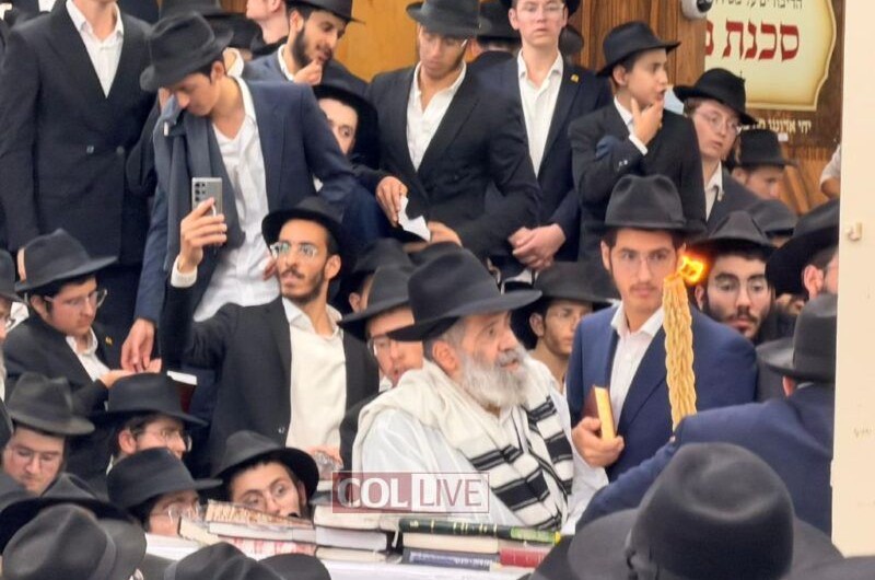 הגבאי הוותיק של 770 הרב זלמן ליפסקר משגיח על עריכת ההבדלה בחצרות קודשנו עם צאת יום הכיפורים לשנת תשפ