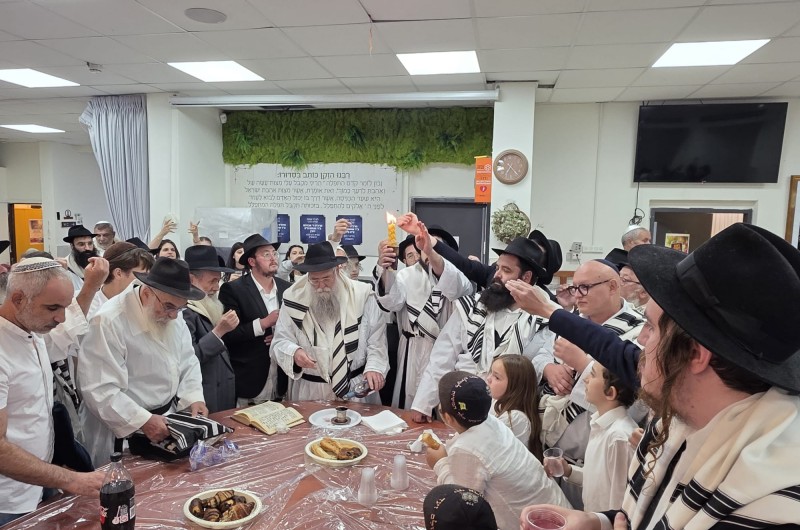 עם הקיטל כמלאכים: שלוחי הרבי בשדרות למשפחת פיזם מבדילים על הנר בצאת יום כיפור עם אנשי הקהילה בבית חב