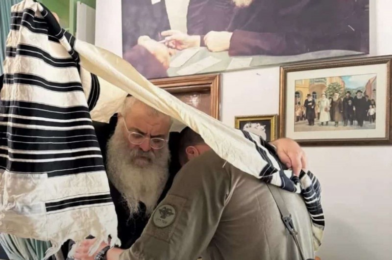 יְשִׂימְךָ אֱלֹקים: שליח הרבי בגבעת זאב - הרב חיים בכר, ב'ברכת הבנים' לבנו ר' מענדי בכר מקרית מלאכי, אר לוחם ברצועת עזה חודשים רבים מאז ה-7 באוקטובר, להגנה על יושבי ארה