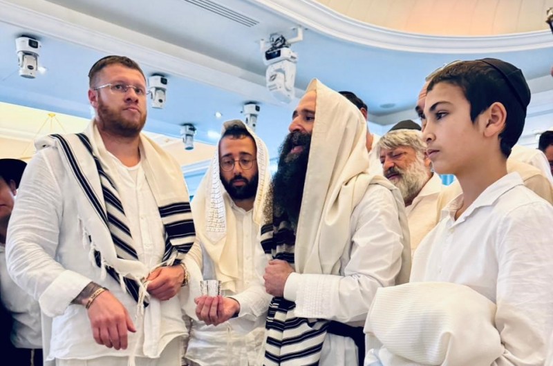 בתום היום הקדוש: מאות איש מאזינים להבדלה בצאת החג יום הכיפורים בבית חב