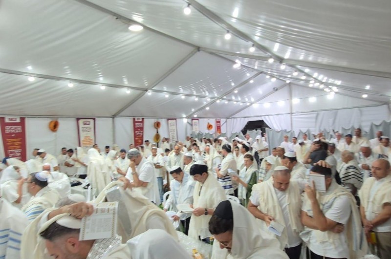 כ-400 איש השתתפו בתפילות החג באוהל הפתוח של בית חב