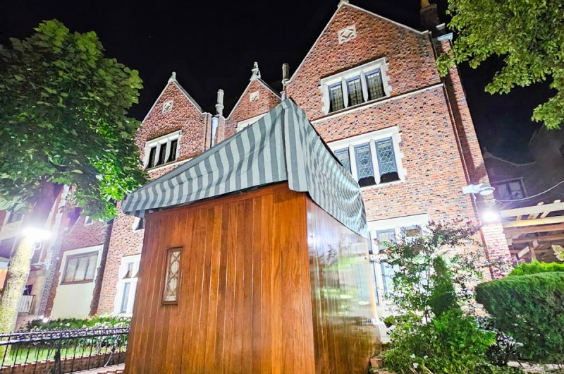 כמנהג הקבוע בכל צאת יום הכיפורים: סוכתו של הרבי בחזית 770 שבניו יורק נבנתה ע