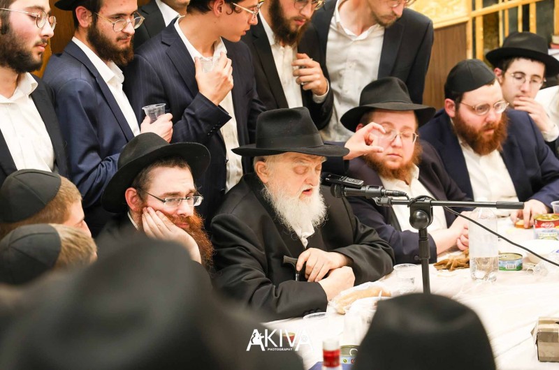 אחרי 25 שעות של תפילה בכיפור: המשפיע הראשי של הישיבה המרכזית ב-770 שבניו יורק, הרב שלמה זרחי, מתוועד עם התמימים בזאל הקטן (צילום: מענדי עקיבא)