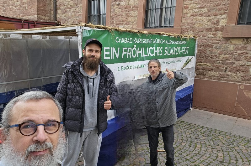 עוד לפני שבת קודש: שליח הרבי בקרלסרוהה שבגרמניה הרב מדרכי מנדלסון בנה את הסוכה ברחובה של עיר ביחד עם חברי קהילתו - לזיכוי הרבים בחג הסוכות