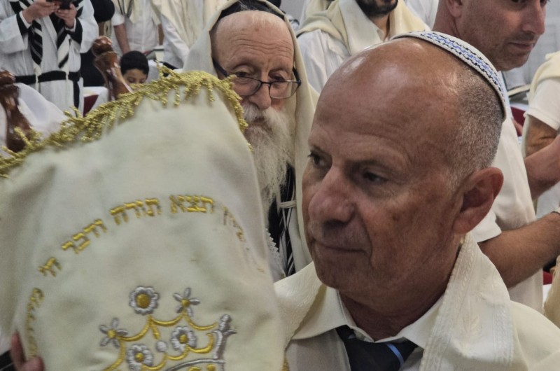 עפולה: רגע מרגש עם ספר התורה שנכתב לע